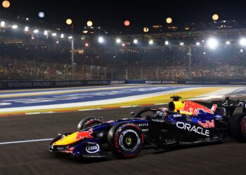 Verstappen garante a 50.ª pole da carreira em Singapura