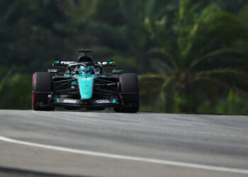 Russell aponta Verstappen e McLaren como ameaças após sexta-feira difícil para a Mercedes