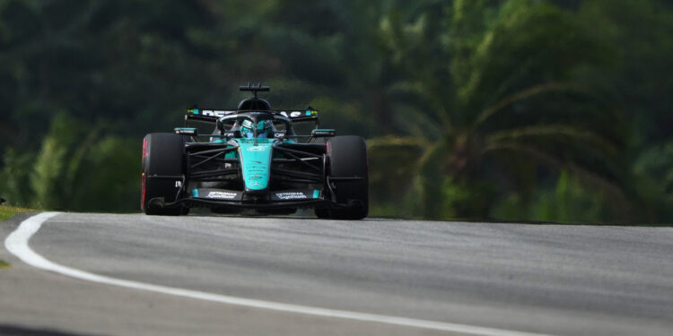 Russell aponta Verstappen e McLaren como ameaças após sexta-feira difícil para a Mercedes