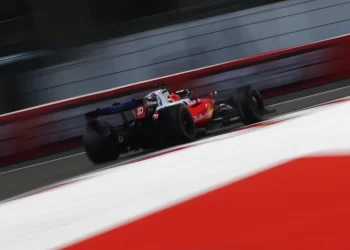 Leclerc lidera sessão com dez rookies no México