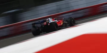 Leclerc lidera sessão com dez rookies no México