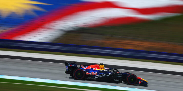 Verstappen começa na frente no regresso a Sepang