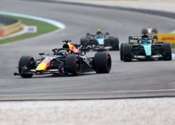 Verstappen dá à Red Bull a primeira vitória em 2026, Russell abandona em Sepang