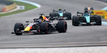 Verstappen dá à Red Bull a primeira vitória em 2026, Russell abandona em Sepang