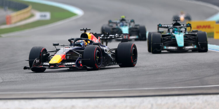 Verstappen dá à Red Bull a primeira vitória em 2026, Russell abandona em Sepang