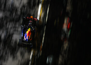 Hadjar e os dois Aston Martin arrancam da via das boxes em Singapura