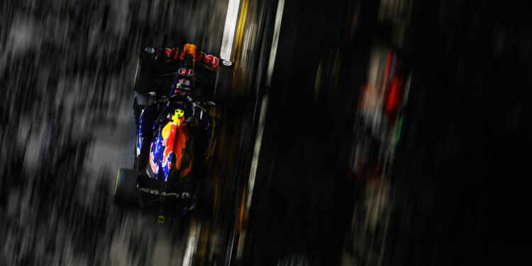 Hadjar e os dois Aston Martin arrancam da via das boxes em Singapura