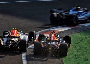 Verstappen e Lawson penalizados após incidente “inaceitável” na segunda sessão