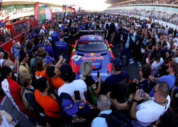 Verstappen recupera até ao top 10 após corrida condicionada por penalização em Portimão
